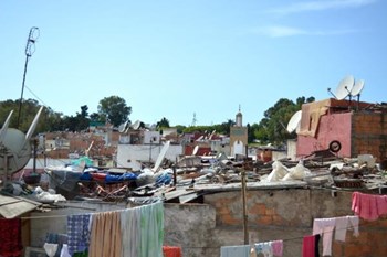Am Rande der Stadt in provisorischen Häusern leben viele Migranten aus Subsahara-Afrika