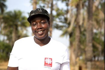 Caritas Mitarbeiterin Angelique Djiconne: Als Agrartechnikerin mit sozialem Engagement organisiert sie Austauschtreffen, berät die Dorfkomitees, leitet Fortbildungen und Workshops, erstellt Pflanzpläne und setzt das Projekt zur Ernährungssicherung durch Anpassung an den Klimawandel mit der Landgemeinde Enampor um. 